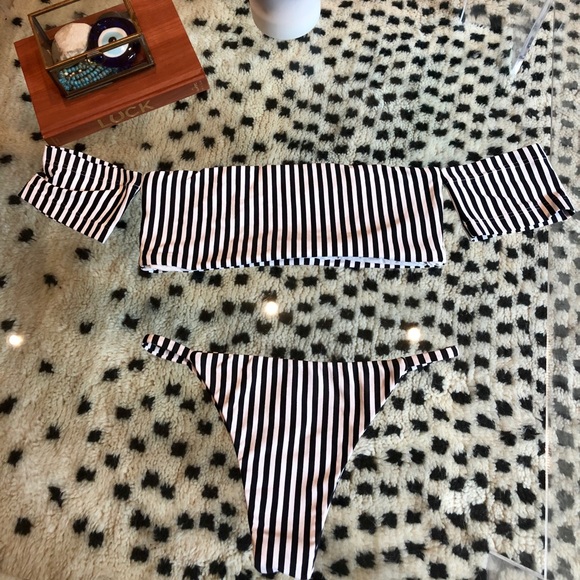 Bikinis - Picture 2 of 3